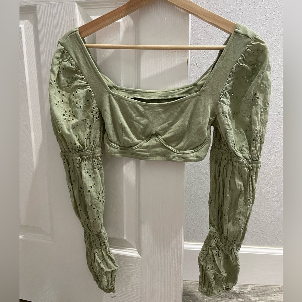 green long sleeve crop top